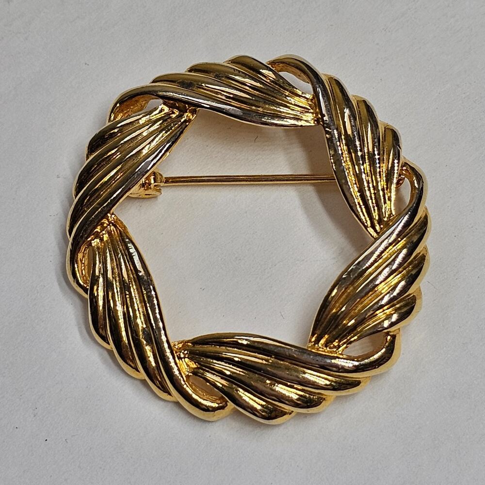 Circle Wreath Brooch Pin Ribbed Textured Ribbon Goldtone Classic Vintage